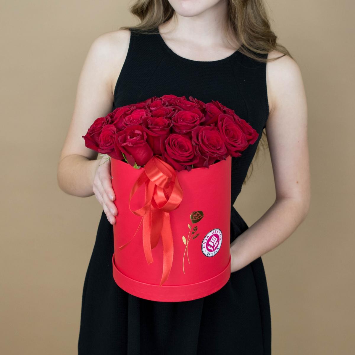 Розы красные в шляпной коробке артикул букета  2002