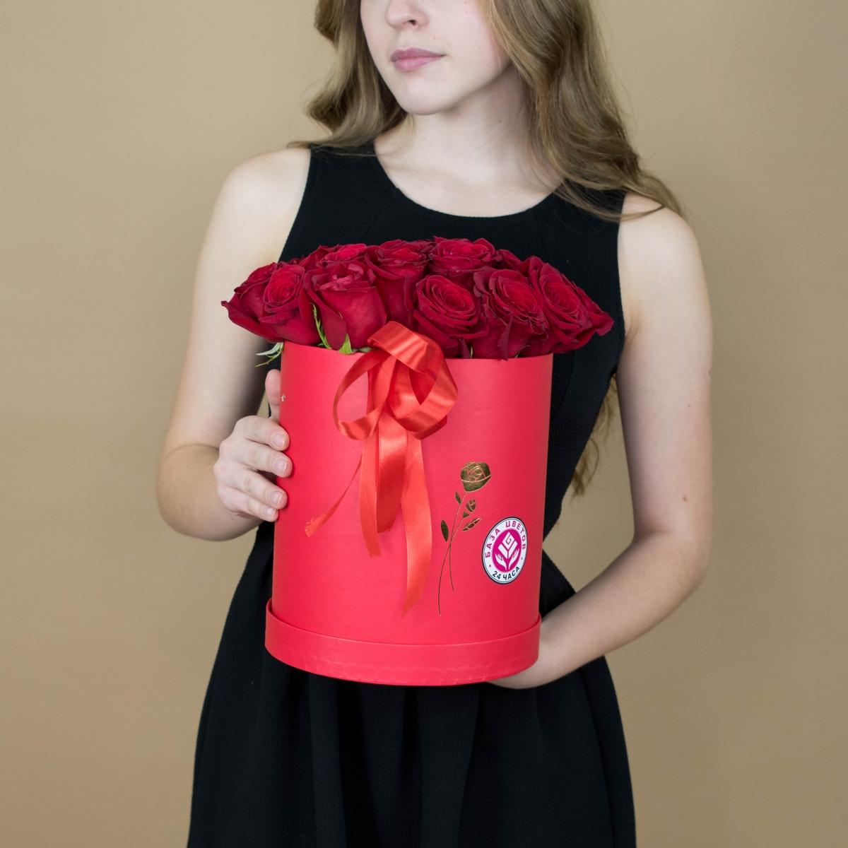 Розы красные в шляпной коробке артикул букета  2002