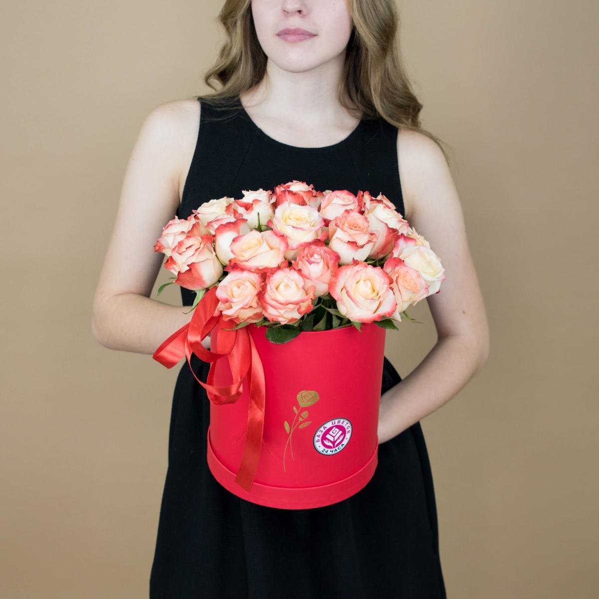 Розы красно-белые в шляпной коробке Артикул  4004