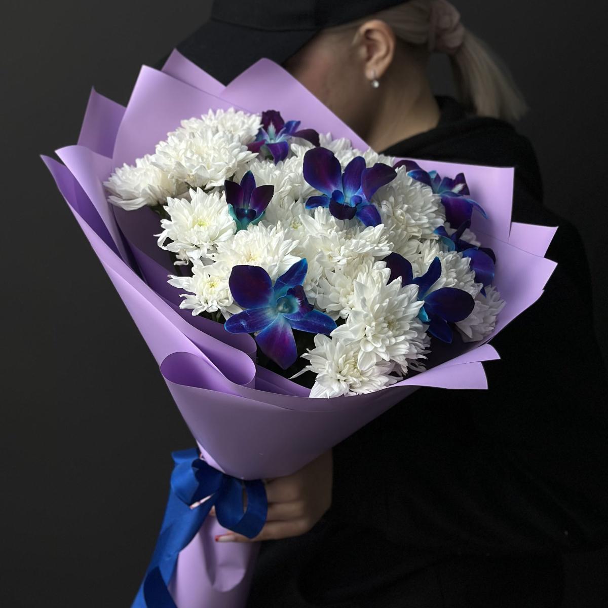 Букет с хризантемами и синими орхидеями
